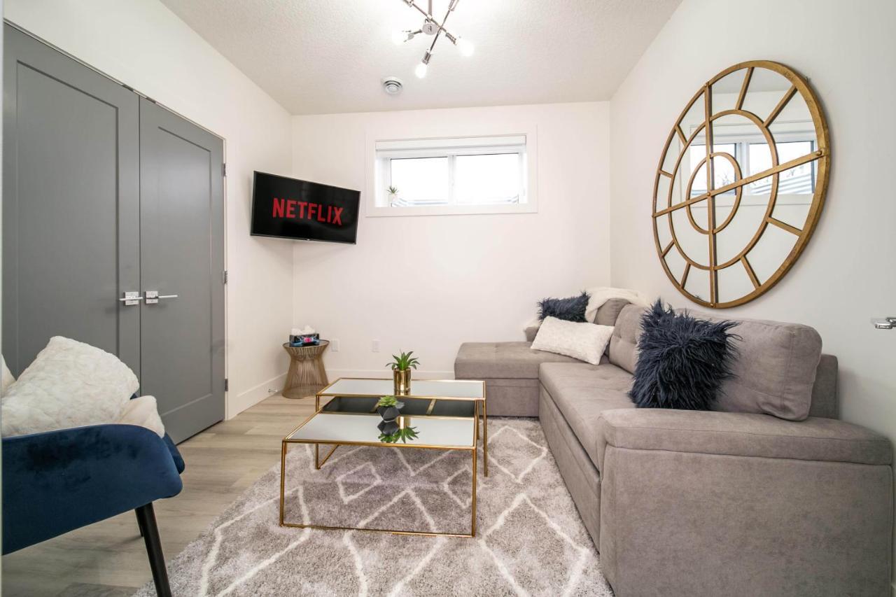 Bright Modern Home - King Bed - Free Parking - Fireplace - Fast Wi-Fi - Free Netflix Edmonton Exterior foto